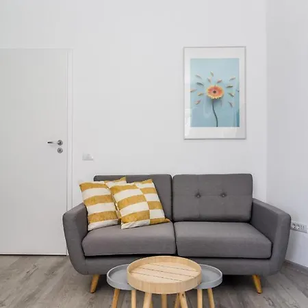 Young Vibe Old Town Apartment