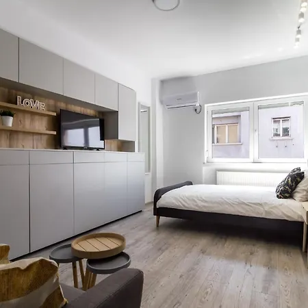 Апартаменти Young Vibe Old Town Бухарест